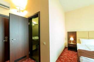 Гостиница Калифорния Геленджик Стандарт с видом на горы без балкона-6